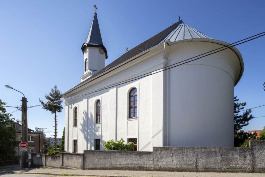 Kostol v Rači s novou fasádou