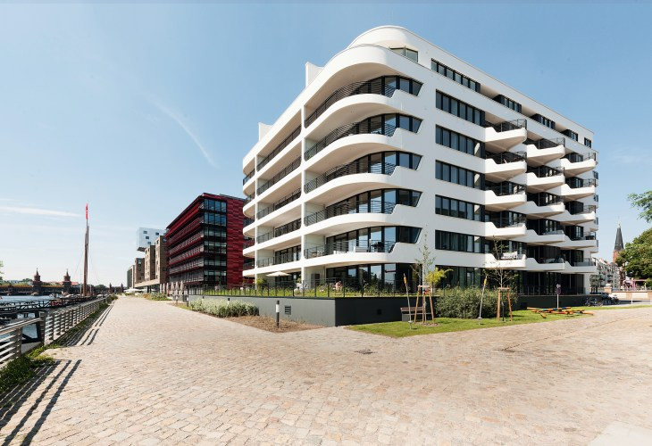 Na ploche bývalého berlínskeho Východného prístavu (Osthafen) s rozlohou viac ako 4 000 m² vznikol nový, exkluzívny obytný dom.