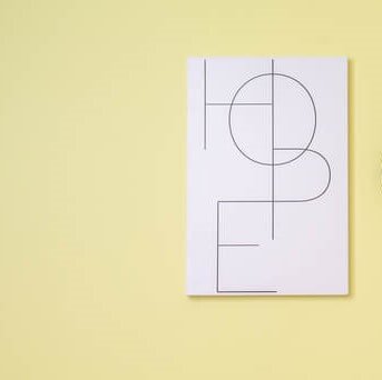 Žltá farba presvetlí a rozžiari interiér. ✓ Podporuje dobrú náladu a kreativitu. ✓ Vyvoláva pocit tepla a pôsobí menej intenzívne ako oranžová.