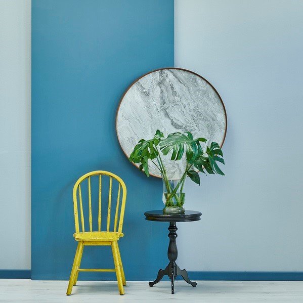 Modrým odtieňom sedí provensálsky štýl aj elegantný interiér. Vhodné sú k drevu s teplým podtónom.