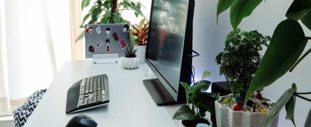 Domáce pracovisko by vás nemalo pripraviť o zdravie. Viete, ako si vybudovať zdravú pracovňu vo vašom byte?  Pracujte zdravo s Baumit.