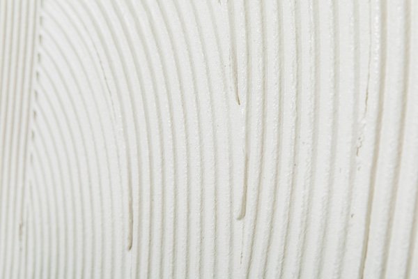 Zarovnaná lepiaca stierka zubovým hladidlom