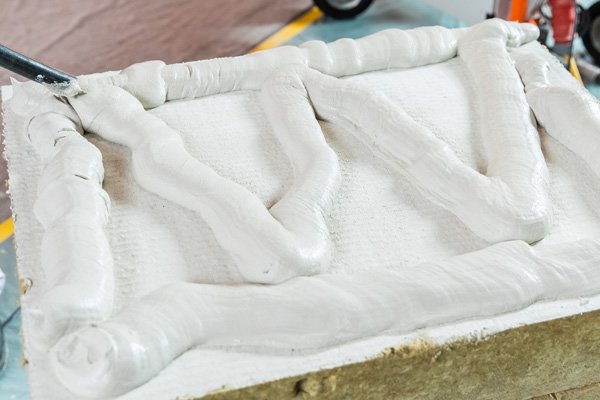 Strojové nanášanie Baumit lepiacej stierky