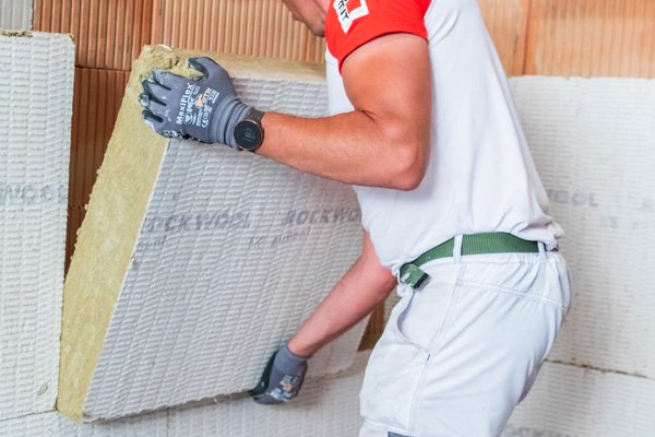 Lepenie izolačných dosiek