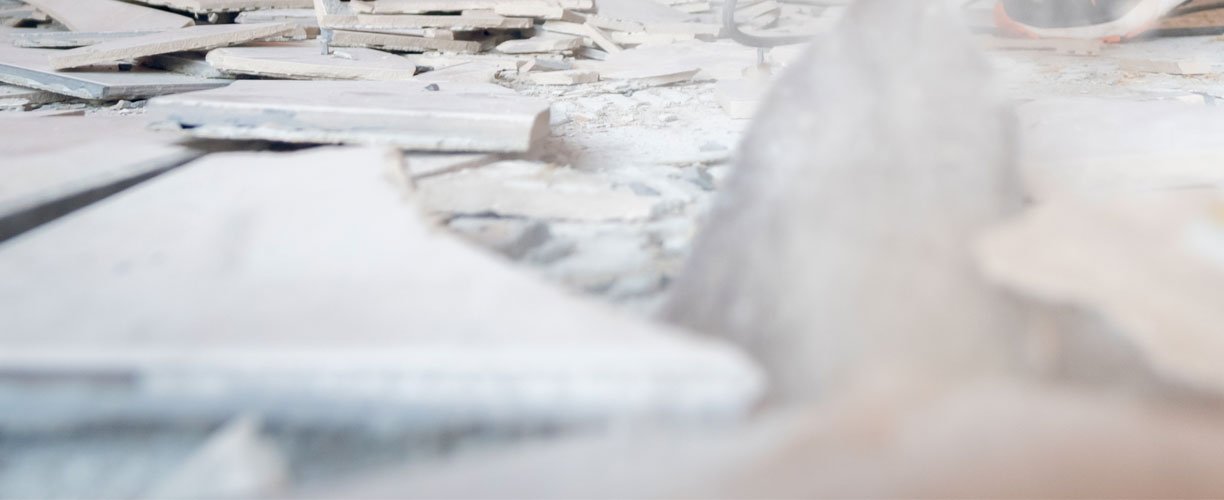 Ako opraviť poškodenú dlažbu v interiéri: Krok po kroku