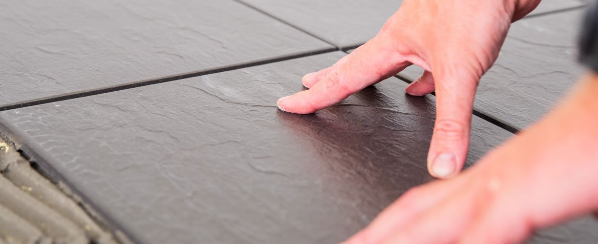 DIY: 9 krokov, ako si položiť dlažbu svojpomocne. ✓ Úplný sprievodca s návodom, náradím a potrebným materiálom.