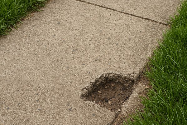 Poškodené rohy chodníka