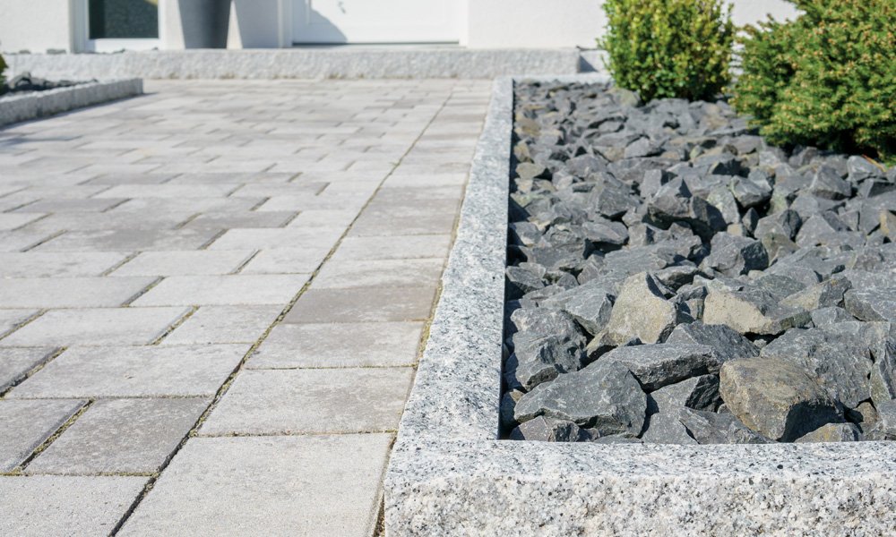 Chodník so zámkovou dlažbou