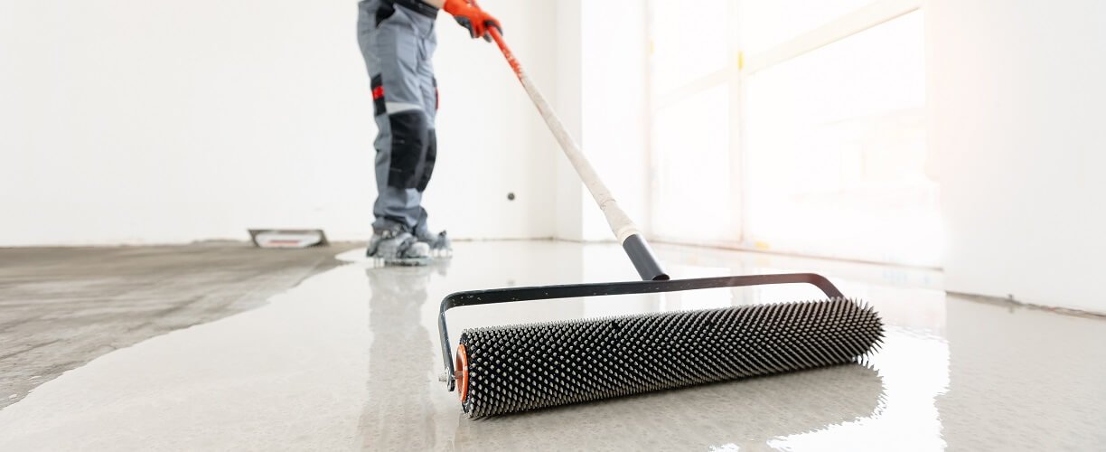 Od prípravy povrchu až po odvzdušnenia nivelizačnej hmoty. Vyrovnajte svoju betónovú podlahu v 8 jednoduchých krokoch.