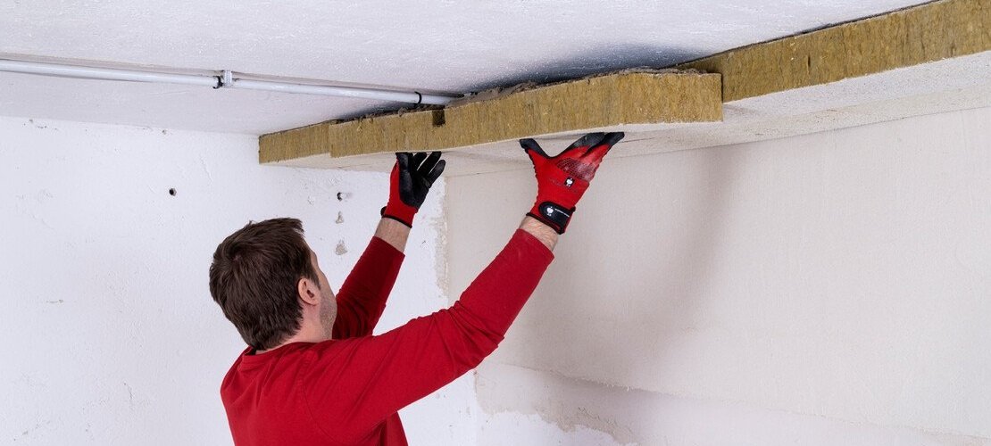 Izolácia stropu môže výrazne zlepšiť energetickú účinnosť vášho domova. Naučte sa, ako správne nainštalovať izoláciu.