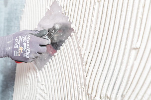 Nanesenie lepiacej stierky