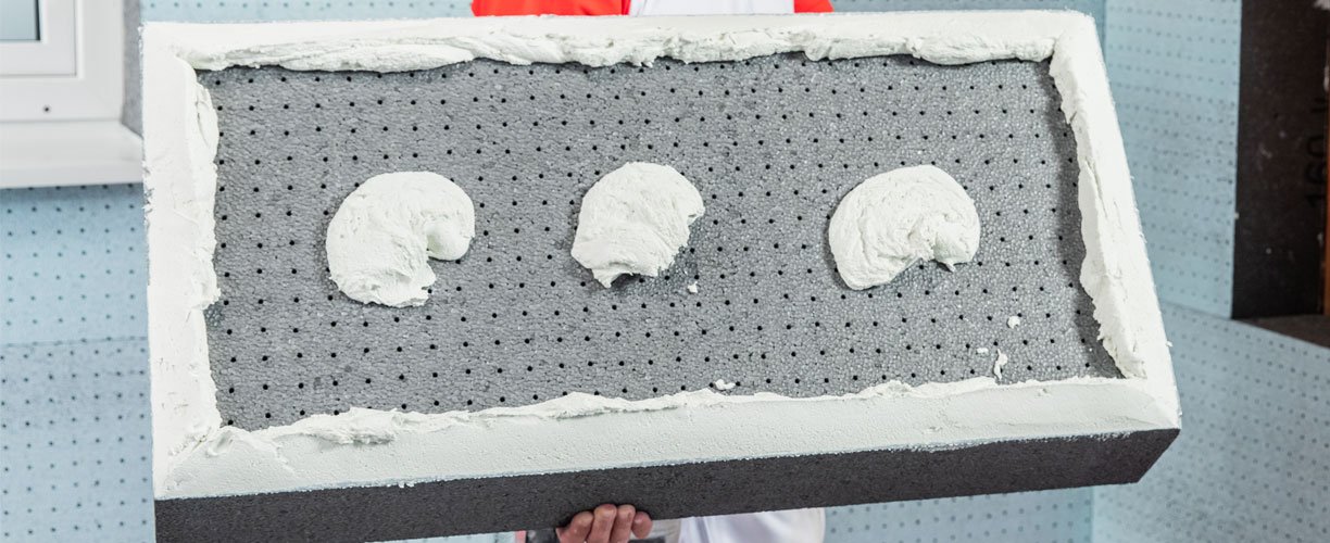 Praktický postup zateplenia domu polystyrénom. ✓ Vypočítajte si hrúbku izolantu a celkový rozpočet zateplenia. ✓ S formulárom na tepelnotechnický výpočet.