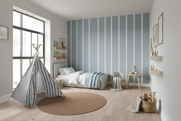 Detská izba kombinujúca svetlomodrú, hnedú a bielu farbu naprieč nábytkom a stenami.