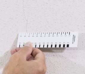 Oprava fasády s vlásočnicovými trhlinami