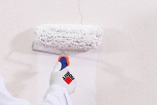 Nanášanie penetračného náteru s vláknami Baumit FillPrimer