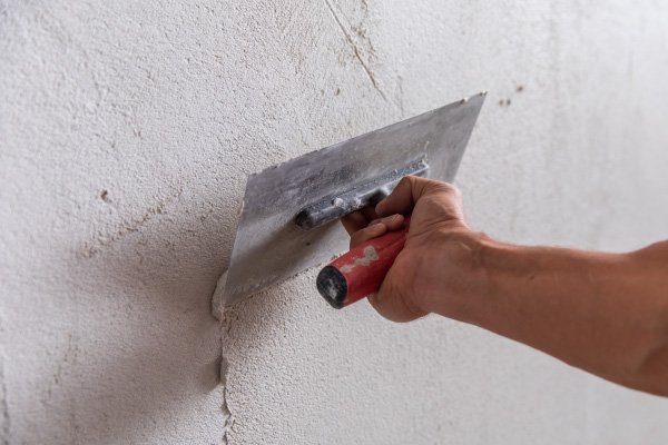 Nanášanie druhej vrstvy renovačnej stierky