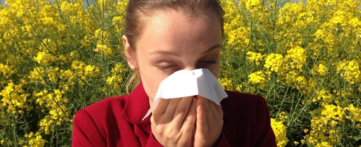 Alergické reakcie nás môžu potrápiť aj v pohodlí domova. Zistite, čo na alergiu zaberá a ako si vybudovať príjemnejšiu a zdravšiu domácnosť pre alergika.