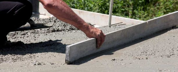 Aké základy zvoliť pre rodinný dom? Sú potrebné pásy alebo doska? Viete, aká má byť hrúbka platne? Dosiahnite stabilné základy domu.