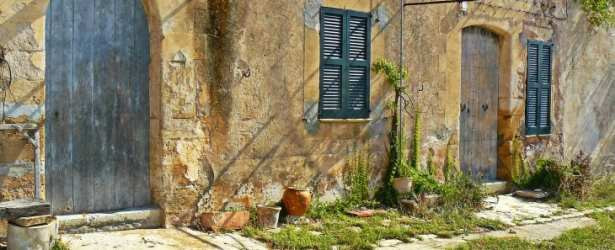 Efektívne riešenie pre vlhké pivnice. ✓ Identifikujte príčiny vlhkosti. ✓ Vyberte správne sanačné omietky vhodné pre vlhké priestory.