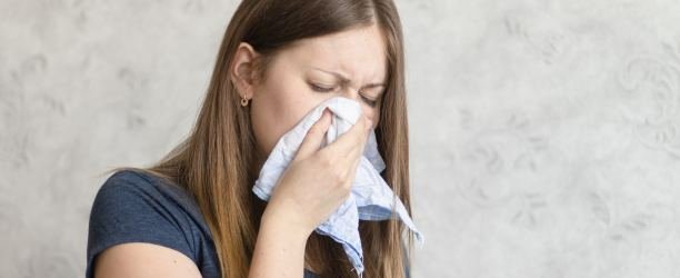 Suchý vzduch v interiéri je nielen nepríjemný, ale môže vyvolať aj rôzne zdravotné problémy. Zistite, čo spôsobuje a ako proti nemu bojovať.