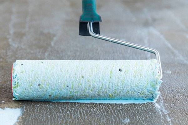 Nanášanie penetračného náteru Baumit Grund Nanášanie penetračného náteru Baumit Grund