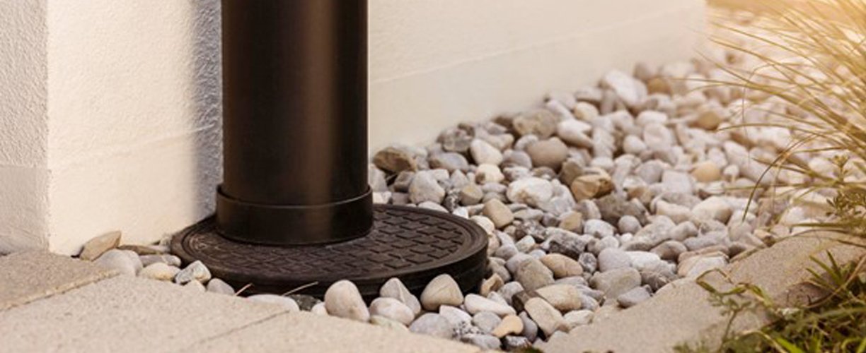 Zistite, ako správne nainštalovať drenáž okolo domu. Predíďte vlhkosti a poškodeniu základov s naším návodom.